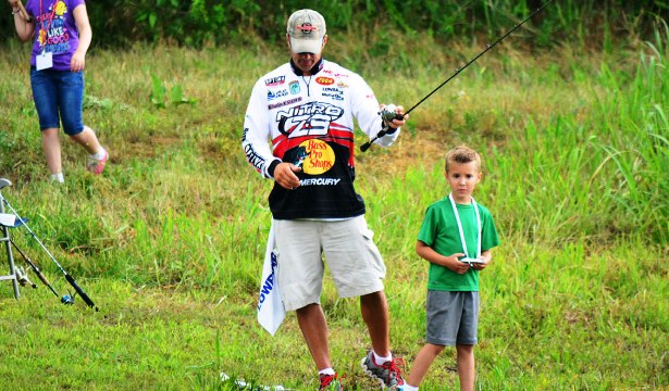 Major League Fishing and B.A.S.S pro Edwin Evers was always nearby to help the youngsters as needed. Photo Credit: Jeff Phillips