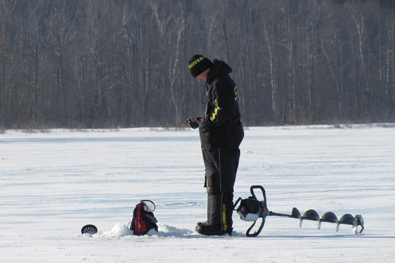 //content.osgnetworks.tv/infisherman/content/photos/Fishing-with-an-Ice-Spooler.jpg
