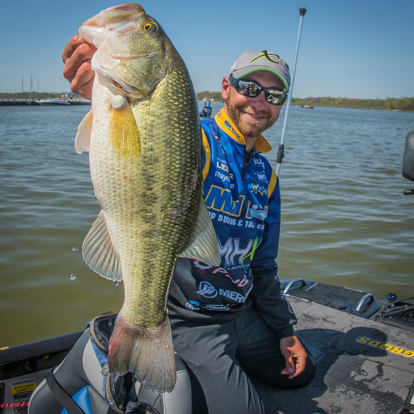 //content.osgnetworks.tv/infisherman/content/photos/brandon-lester-big-bass-before-weigh-in.jpg