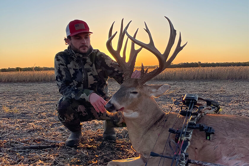 Kansas Bowhunter Arrows World-Class Non-Typical: One of the Biggest Bucks Ever Taken on Video