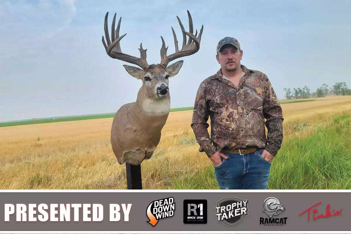 Man Takes Remarkable Manitoba Buck With Unbelievably Heavy M - North  American Whitetail