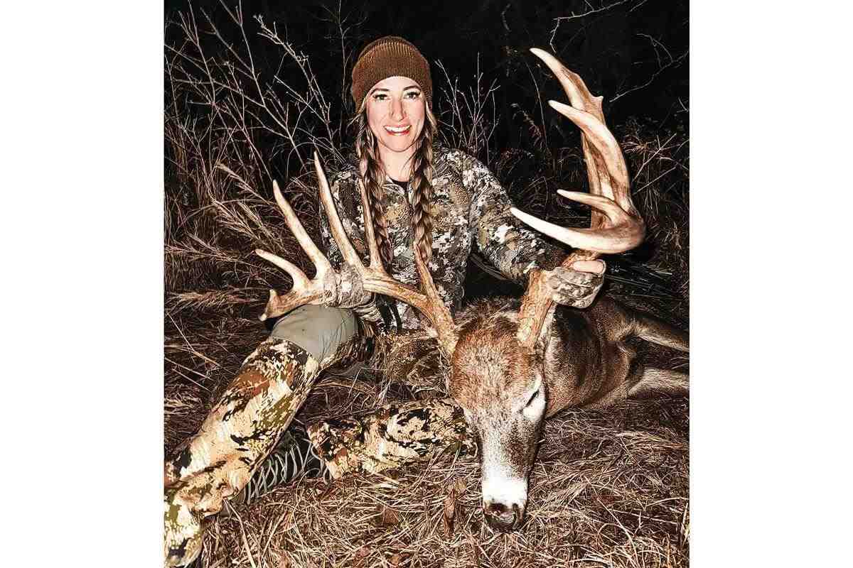 huntress with huge Kansas whitetail in 2024