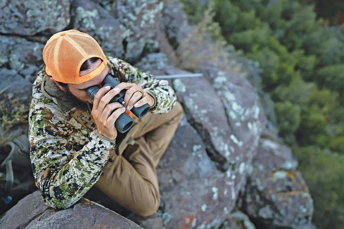 hunter holding binos