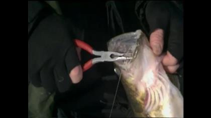 HOW TO Tape a reel to an Ice Fishing Rod 