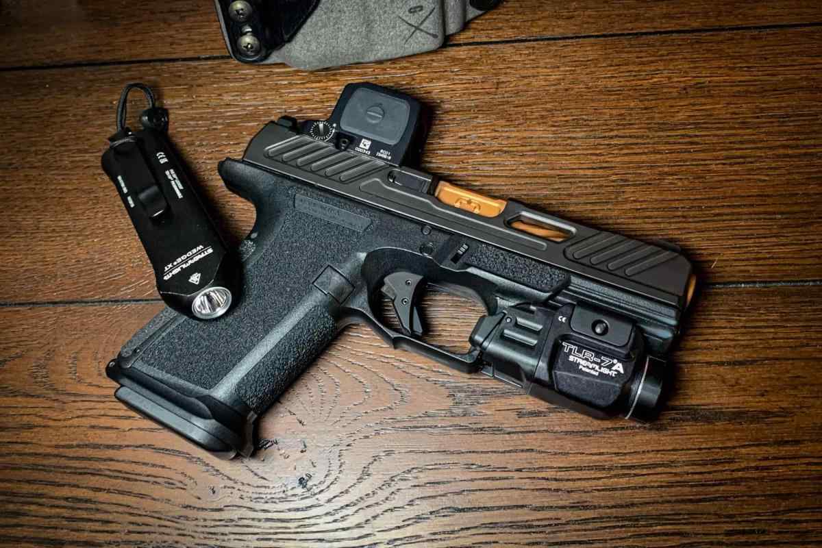 Challenge: can you tell if these are both real, both airsoft, or one of  each? : r/Glocks