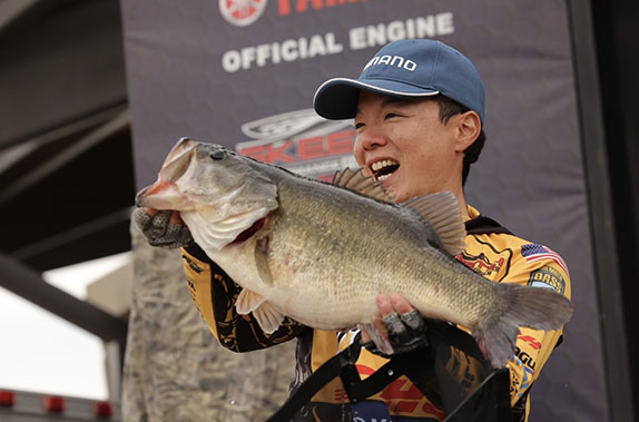 Ito Leads Long Parade Of 30-Pound Bags