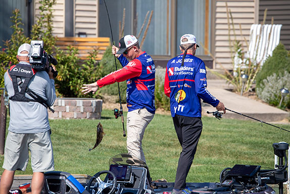 Father-Son Jones Duo Wins 2nd Knockout Round