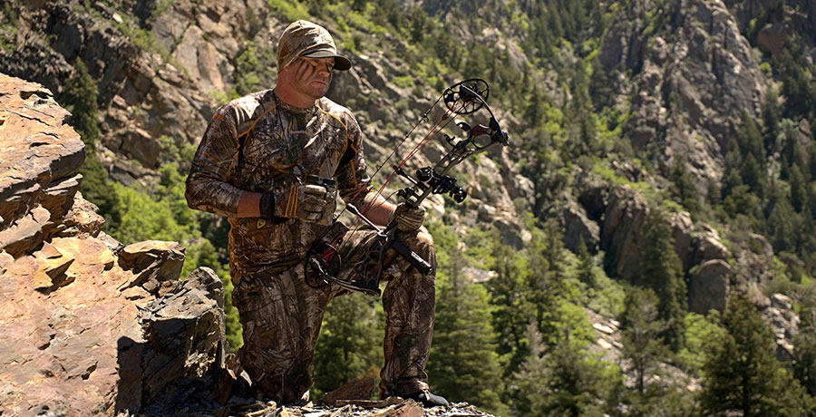 Chipper Jones HUNTS a RIVER MONSTER BUCK